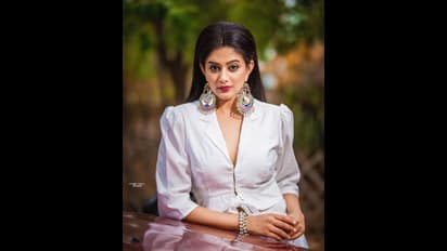 జాకెట్ ముడి జారితే జంక్షన్ జామే... ప్రియమణి అందాల వేడి చల్లారక ముందే ఆస్వాదించండి!