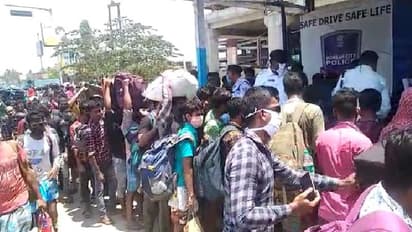 পুলিশের মানবিক মুখ, পরিযায়ী শ্রমিকদের খাবার দিয়ে বাড়ি পৌঁছে দিচ্ছে পুলিশ