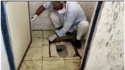 മധ്യപ്രദേശിലെ കൊവിഡ് സെന്ററിലെ ടോയ്ലെറ്റ് വൃത്തിയാക്കി എംപി ജനാർദ്ദൻ മിശ്ര