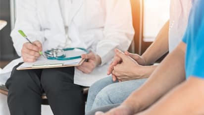 ఫోన్ మింగేసి ఏం కాదనుకున్నాడు.. ఆరు నెలల తర్వాత బాధ భరించలేక డాకర్ల వద్దకు వెళితే..