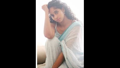 அசப்பில் சாய் பல்லவி போலவே... துளியும் மேக்அப் இல்லாமல் சேலையில் கலக்கும் கிரிஷா குருப்!