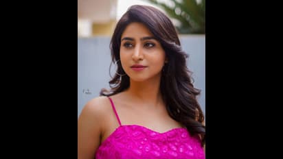 వర్షిణి పరువాలను గట్టిగా కౌగిలించుకున్న పింక్ గౌన్... దాని అదృష్టానికి కుళ్ళుకుంటున్న ఫ్యాన్స్!