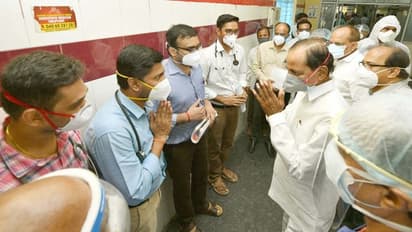 భయం వద్దు... నేనున్నా, గాంధీలో కరోనా రోగులకు కేసీఆర్ భరోసా (ఫోటోలు)