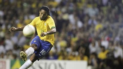 റൊണാൾഡീഞ്ഞോയ്ക്ക് യുഎഇയുടെ ആദരം; ഗോൾഡൻ വിസ നൽകി