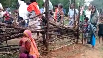 മിന്നലേറ്റ് മരിച്ച യുവാവിന്റെ മൃതദേഹം സംസ്കരിച്ചത് ചാണകക്കുഴിയിൽ, പുനർജനിക്കുമെന്ന് ബന്ധുക്കൾ