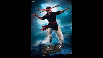 పంచె కట్టు, నుదుట బొట్టు బల్లెం కంటె పదునైన చూపులు... భీమ్ కోపం ముంచెత్తే సునామి!