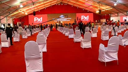 ചുവന്ന് തുടുത്ത് സെൻട്രൽ സ്റ്റേഡിയം സത്യപ്രതിജ്ഞക്ക് ഒരുങ്ങി; ആവേശമാകാൻ "നവകേരള ഗീതാഞ്ജലി"