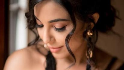 மெல்லிய சேலையை நழுவ விட்டு... பரவசமூட்டும் பாரு..! பார்த்தாலே கிக் ஏற்றும் ஹாட் போட்டோஸ்!