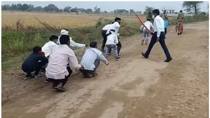 ലോക്ക്ഡൗണ് ലംഘിച്ച് വിവാഹത്തിനെത്തിയ അതിഥികള്ക്ക് ശിക്ഷയായി തവളച്ചാട്ടം