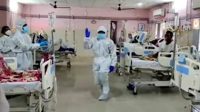 ഐസിയുവിൽ കഴിയുന്ന കൊവിഡ് രോഗികള്ക്കായി നൃത്തച്ചുവടുമായി നഴ്സുമാർ; കയ്യടിച്ച് സോഷ്യൽ മീഡിയ
