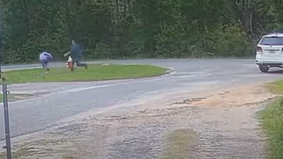 തട്ടിക്കൊണ്ട് പോകാന് ശ്രമിച്ചയാളെ തുരത്തി പതിനൊന്നുകാരി; വൈറലായി വീഡിയോ