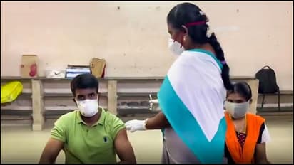 மனைவியுடன் சென்று கொரோனா தடுப்பூசி போட்டு கொண்ட நடிகர் சூரி..! வைரலாகும் வீடியோ..