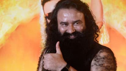 रेप और हत्या के दोषी राम रहीम को मिली पैरोल, कड़ी सुरक्षा के बीच बीमार मां से मिलने पहुंचा गुरुग्राम