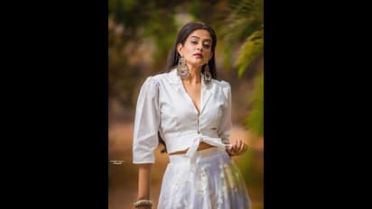 ஓவர் ஸ்லிம்... ஒயிட் அண்ட் பிளாக் மாடர்ன் ட்ரெஸ்ஸில் யங் ஹீரோயின்களையே தெறிக்க விட்ட பிரியாமணி!