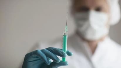 நயன்தாராவை அடுத்து தடுப்பூசி சர்ச்சையில் சிக்கிய கீர்த்தி சுரேஷ்! ஊசியே காணும் என்று கலாய்க்கும் நெட்டிசன்கள்!