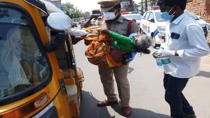 శాయంపేట రూరల్ సీఐ మానవత్వం.. నడవలేని వృద్ధురాలిని ఎత్తుకుని