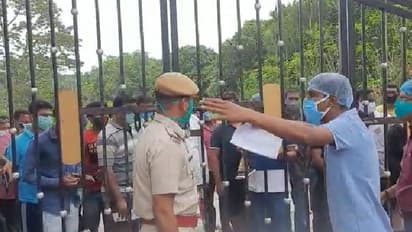 রেশন ডিলার-ব্যবসায়ীদের ভ্যাকসিন দেওয়ার লাইনে করোনা বিধি শিকেয়, পুলিশের সঙ্গে তুমুল বচসা