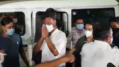 জেল থেকে ছাড়া পেয়ে বাড়ি ফিরলেন ফিরহাদ