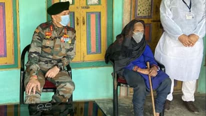 కరోనా వ్యాక్సిన్ తీసుకున్న 120ఏళ్ల బామ్మ..ఆర్మీ కమాండర్ సలాం..!