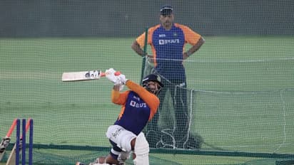 సైఫ్ ఆలీఖాన్ భార్య అమ్రితా సింగ్‌తో రవిశాస్త్రి ప్రేమాయణం... బాలీవుడ్ నటి నిమ్రత్ కౌర్ రియాక్షన్ ఇదే...