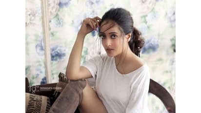 একাধিক সাহসী পোজ, শরীরি গরণে ভাইরাল গ্ল্যামার কুইন রাইমা, ৪০ পেরিয়েও রাতের ঘুম কারছেন রইমা, কীভাবে