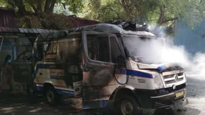 ఆక్సిజన్ సిలిండర్‌ మారుస్తుండగా మంటలు, కాలిబూడిదైన అంబులెన్స్