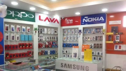 റീച്ചാർജിനും റിപ്പയറിനും ബുദ്ധിമുട്ടി ജനങ്ങൾ, കടകള് തുറക്കാന് അനുമതി തേടി മൈബൈല്ഫോണ് ടെക്നീഷ്യന്സ്