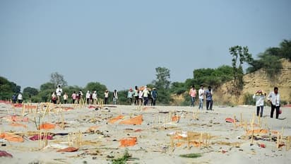 మరోసారి గంగానది ఒడ్డున మృతదేహల కలకలం: కరోనాతో చనిపోయినవారేనా?