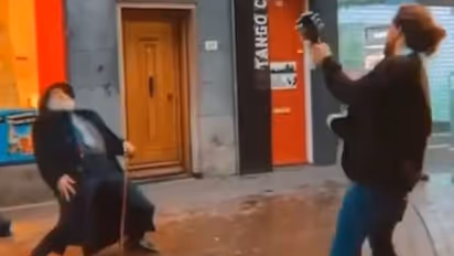 പ്രായം തോറ്റുപോവും! നൃത്തച്ചുവടുമായി സോഷ്യല് മീഡിയ കീഴടക്കി വയോധികന്; വീഡിയോ