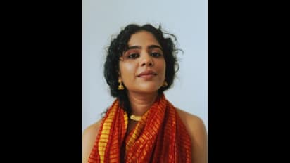 ஜாக்கெட் போடாமல் சேலை மட்டும் கட்டி... பிரபல நடிகை நடத்திய ஹாட் போட்டோ ஷூட்..! புகைப்பட தொகுப்பு