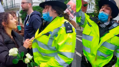 പ്രതിഷേധക്കാര്ക്കൊപ്പം ഫലസ്തീന് അനുകൂല മുദ്രാവാക്യം; ബ്രിട്ടീഷ് പൊലീസുകാരിക്ക് എതിരെ അന്വേഷണം