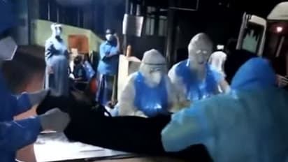 കൊവിഡ് ബാധിച്ച് മരിച്ച സ്ത്രീയുടെ മൃതദേഹത്തില് നിന്ന് ആഭരണങ്ങൾ കവര്ന്നതായി പരാതി