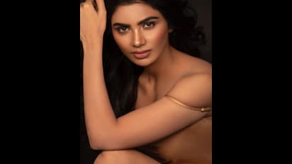 నీలిరంగు గౌనులో ఆడ నెమలిలా కనువిందు చేస్తున్న జబర్ధస్త్ వర్ష... లేత అందాలతో కుర్ర హృదయాలకు గాయం