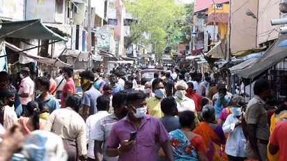 ஒரு வாரம் தளர்வில்லா ஊரடங்கு... ஒரே நேரத்தில் குவியும் மக்கள்... உயிர் பயத்தை உருவாக்கும் போட்டோஸ்!