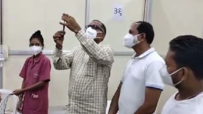 ऐसे खत्म होगा कोरोना? छठी पास BJP विधायक बन गए डॉक्टर! कोविड सेंटर में जाकर लगाने लगे इंजेक्शन