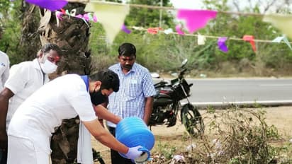 கோடை காலத்தில் குரங்குகளுக்கு தண்ணீர் தொட்டி அமைத்து... உணவு வழங்கும் தளபதி விஜய் மக்கள் இயக்கம்!