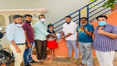 ತಾಯಿಯ ಮೊಬೈಲ್‌ ಕೇಳಿದ ಬಾಲಕಿಗೆ ಹೊಸದು ಕೊಡಿಸಿದ ಕೈ ನಾಯಕರು!