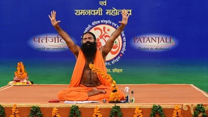 'রামদেবকে ছেড়ে ভাইরাসের প্রতিকার খুঁজুন' - যোগগুরুকে নোটিশ, ডাক্তারদেরও বকুনি আদালতের