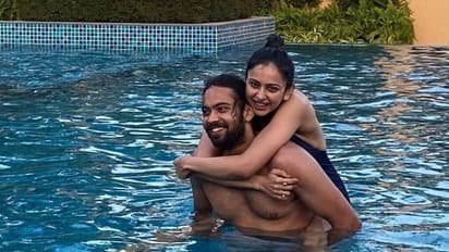 అతని భుజాలపైకి ఎక్కి చిన్న పిల్లలా స్విమ్మింగ్ పూల్ లో ఆడుకుంటున్న రకుల్!