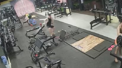 ജിമ്മിനിടെ അപ്രതീക്ഷിതമായ അപകടം, തലനാരിഴയ്ക്ക് രക്ഷ; വീഡിയോ വൈറലാകുന്നു