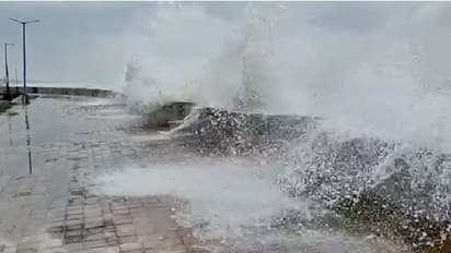 ছুটির আনোন্দে সিতরাং-এর থাবা, সৈকত শহরে নিষেধাজ্ঞা সমুদ্রস্নানে 