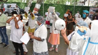 कोरोना मरीजों को छोड़ अनिश्चिकालीन हड़ताल पर  MP के हजारों हेल्थ वर्कर, इलाज की जगह थाली-शंख बजा रहे