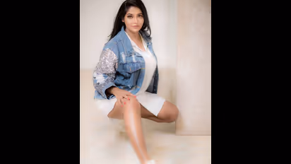 குட்டை டவுசர்... கொசுவலை போன்ற டாப்... உச்ச கவர்ச்சியில் ஹீரோயின்களையே ஓரம் கட்டும் பிக்பாஸ் ரேஷ்மா.!