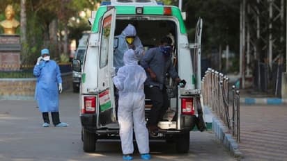 मां की मौत फिर भी पूरी रात ड्यूटी निभाता रहा एंबुलेंस ड्राइवर,कहा-मरीजों की जान बचा ली तो मां खुश होगी