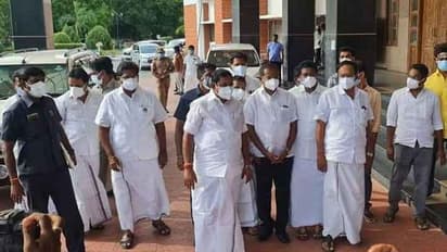 ஓ.பி.எஸ் இடம்பெயர்ந்தார்... சசிகலாவுக்கு இடமே இல்லை... அசராத எடப்பாடி..!