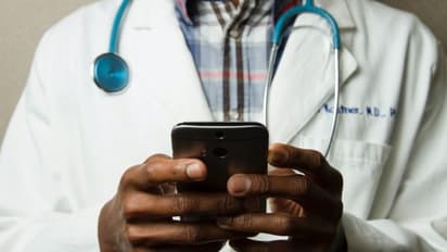 1 ತಿಂಗಳಲ್ಲಿ ಸಾವಿರ ಸೋಂಕಿತರ ಬದುಕಿಸಿದ ವೈದ್ಯ..! ಅದೂ ಫೋನ್ ಮೂಲಕ