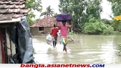 হলদিয়ায় গ্রামে প্রবলবেগে ঢুকছে জল, জরুরী জিনিস নিয়ে ত্রাণ শিবিরের পথে মানুষ, দেখুন ছবি
