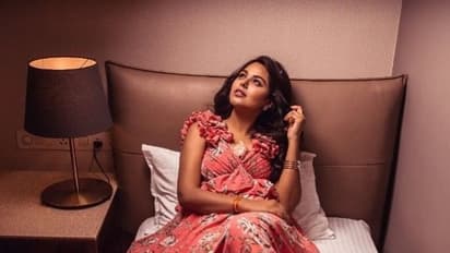 ఒంటరిగా బెడ్ పై పడుకొని 'ఏం చెప్పాలి నా పరిస్థితి' అంటున్న మోనాల్... ఆమె సమస్య అదేనా?