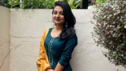 'എങ്ങനെയുണ്ടായിരുന്നു കൊളേജ് കാലം'?, കരയിപ്പിക്കല്ലേയെന്ന് എസ്തര്