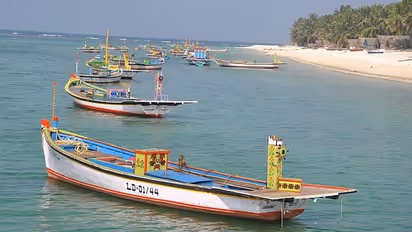 'ബോട്ടില് സര്ക്കാര് ജീവനക്കാരും വേണം'; പ്രതിഷേധങ്ങള്ക്ക് പിന്നാലെ ലക്ഷദ്വീപിലെ വിവാദ ഉത്തരവ് പിന്വലിച്ചു